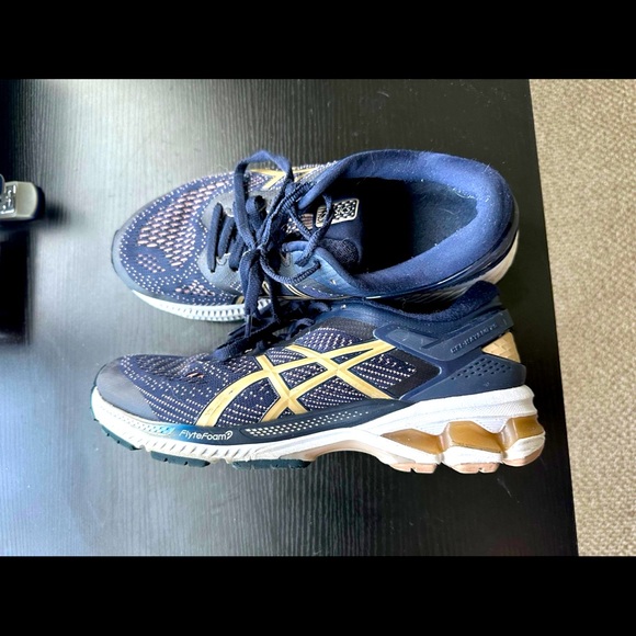 Women’s ASICS running shoes - Picture 2 of 3